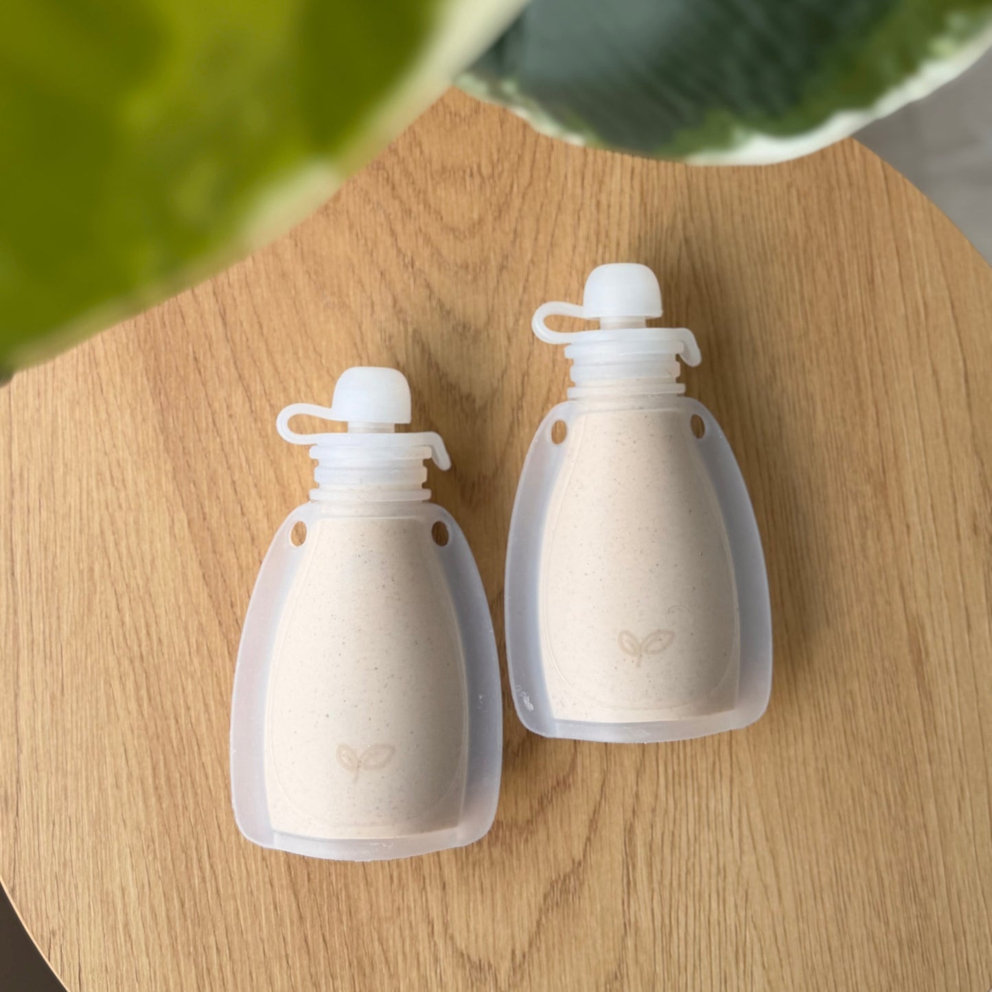 Gjenbrukbar klemmepose i silikon 2-i-1 med skje baby - Apricot