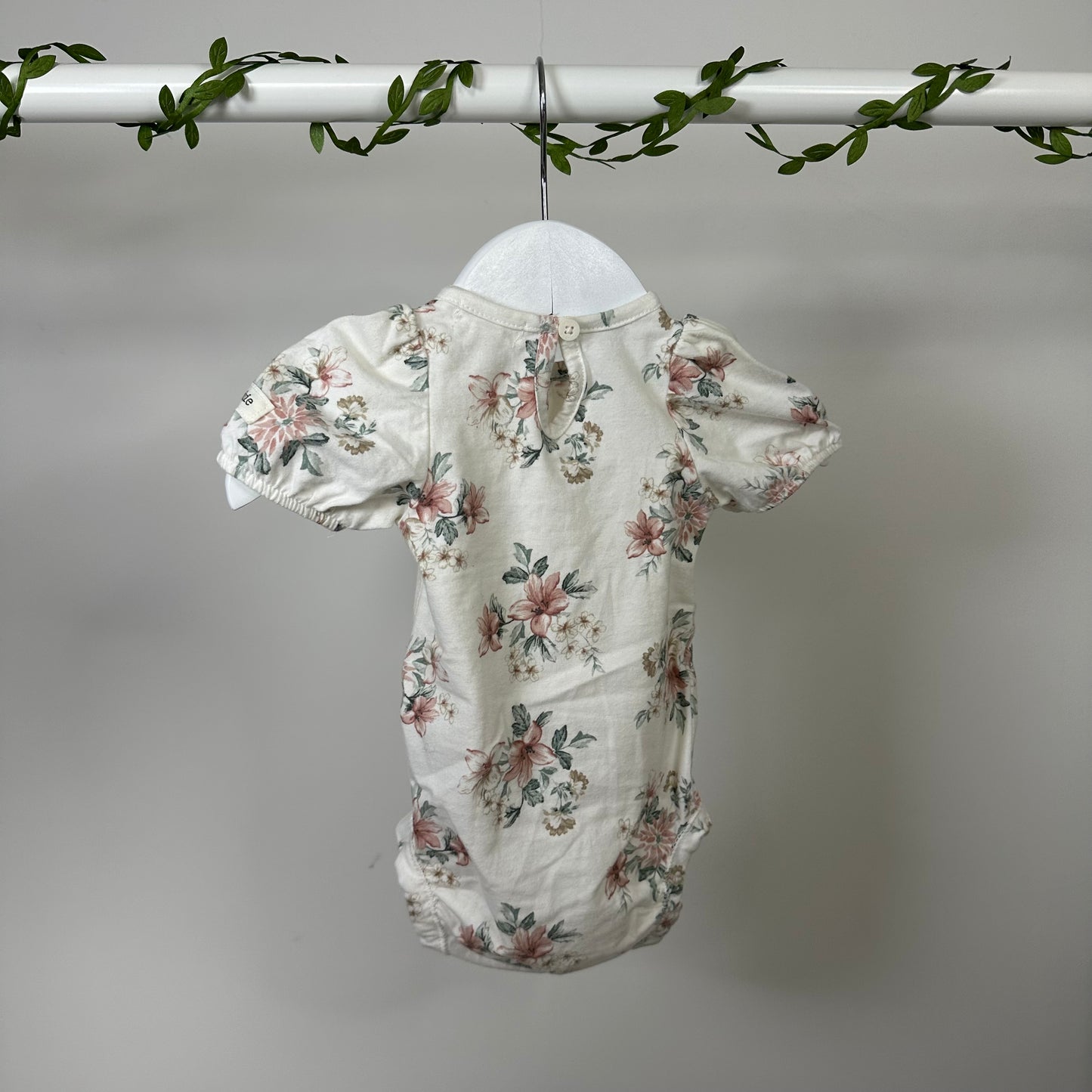 Newbie kortermet body med blomster