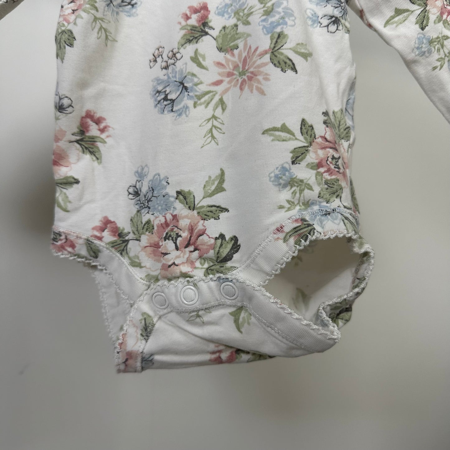 Newbie kortermet body med blomster