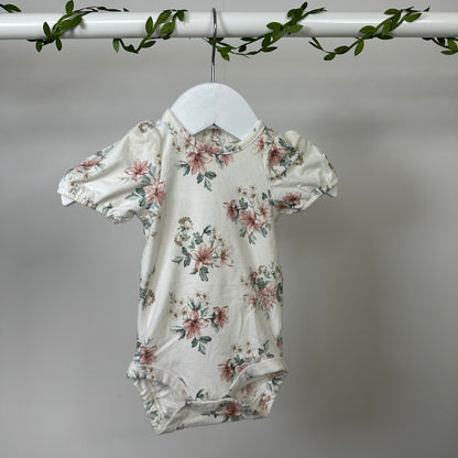 Newbie kortermet body med blomster