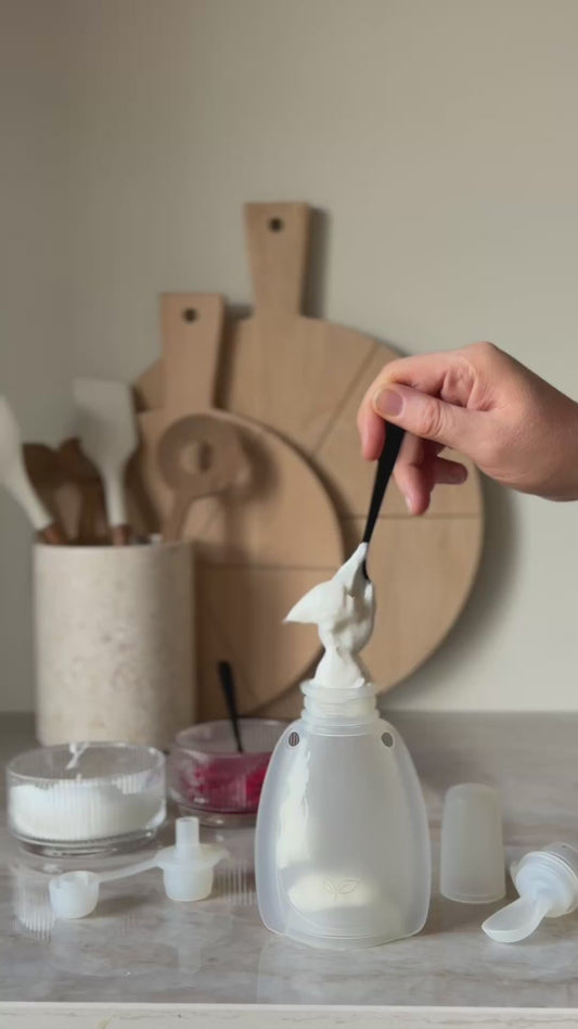 Gjenbrukbar klemmepose i silikon 2-i-1 med skje baby